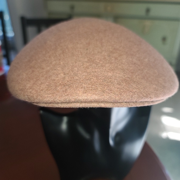 Beautiful Newsboy cap/hat/beret in tan color - Picture 5 of 9